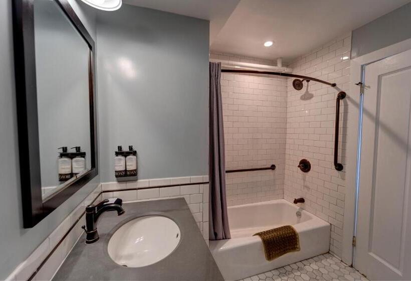 适合残疾人士使用的带超级大床的标准间, Petaluma, Tapestry Collection By Hilton