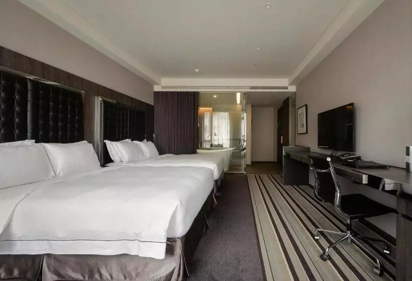Deluxe Family Room