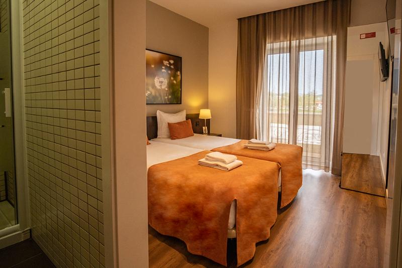 غرفة أساسية, Riversuites