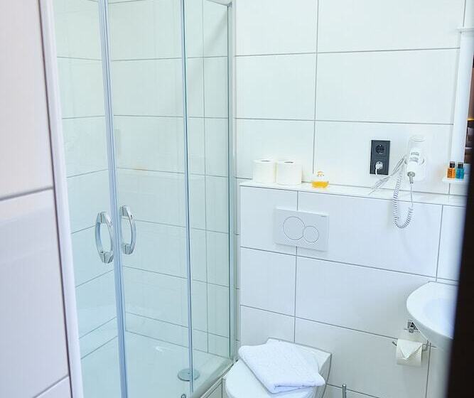 חדר בסיסי לשלושה, Münden