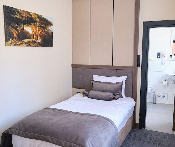 חדר בסיסי לשלושה, Münden