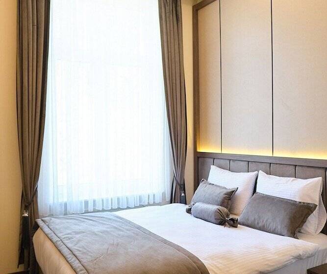 חדר בסיסי לשלושה, Münden