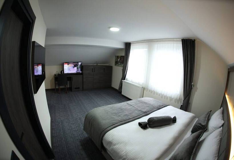 חדר בסיסי לשלושה, Münden