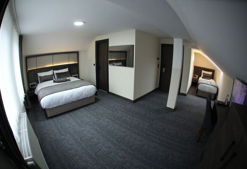 חדר בסיסי לשלושה, Münden