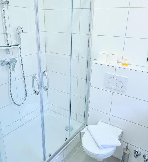 חדר בסיסי לשלושה, Münden