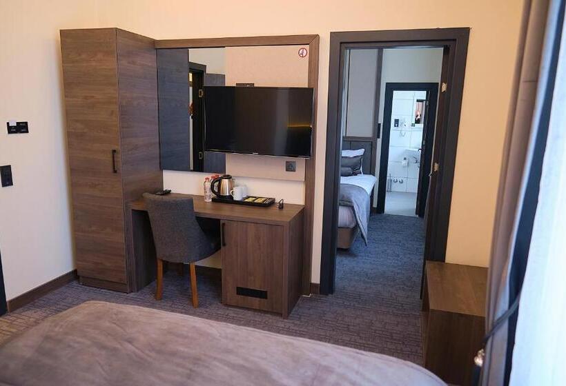 חדר בסיסי לשלושה, Münden