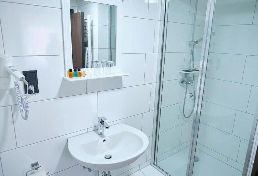 חדר סטנדרט לשלושה, Münden