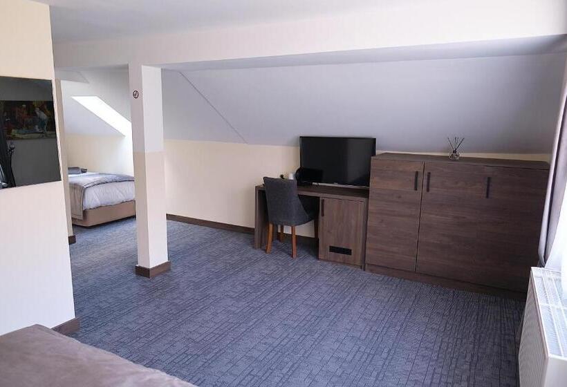 חדר סטנדרט לשלושה, Münden