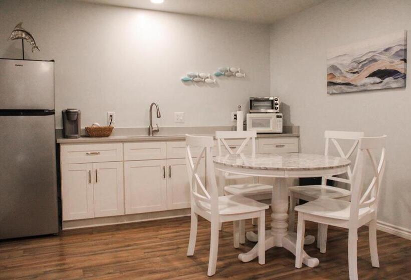 Suite with lake view, Fox Hollow Resort