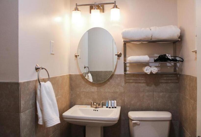 Suite with lake view, Fox Hollow Resort