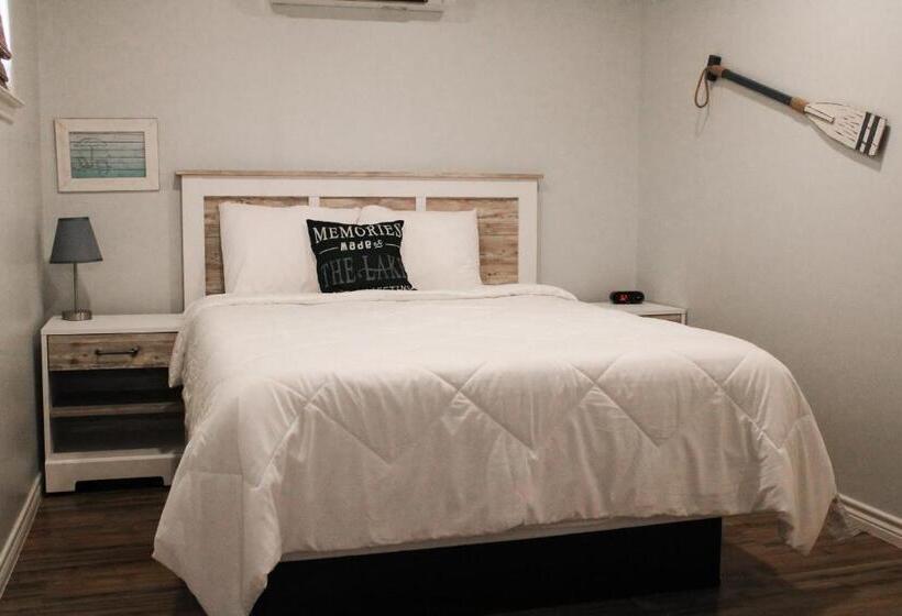 Suite with lake view, Fox Hollow Resort