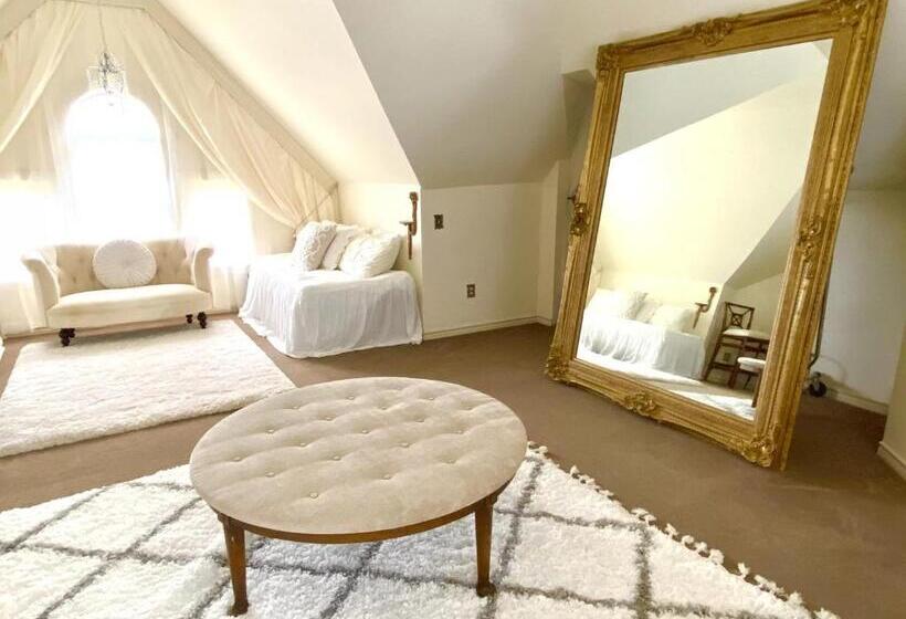 Люкс Повышенной Комфортности, Four Winds Victorian Venue & Suites