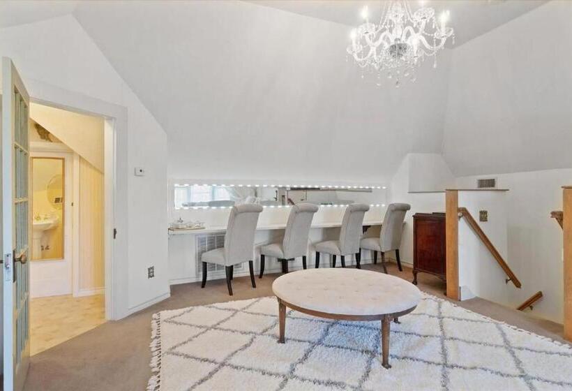 جناح ديلوكس, Four Winds Victorian Venue & Suites