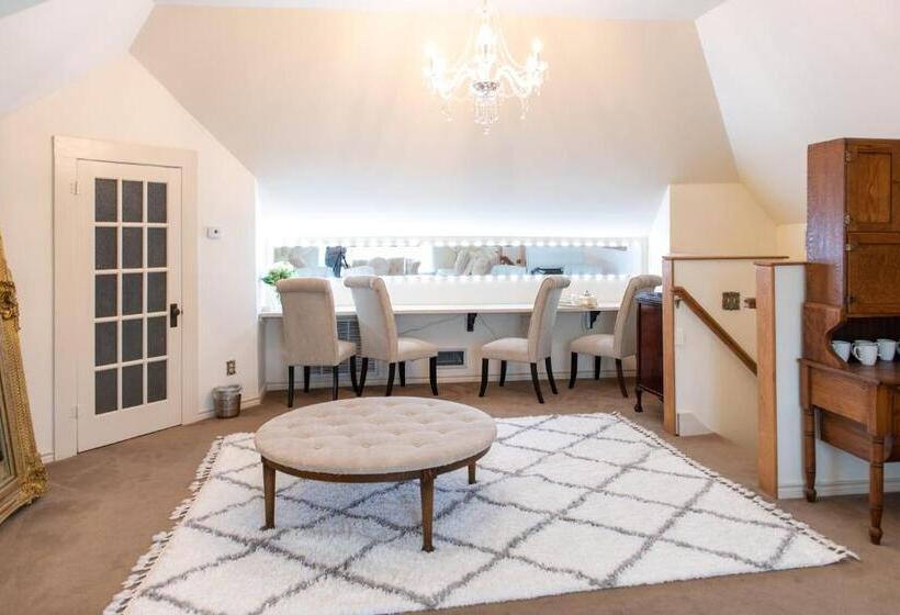 Люкс Повышенной Комфортности, Four Winds Victorian Venue & Suites