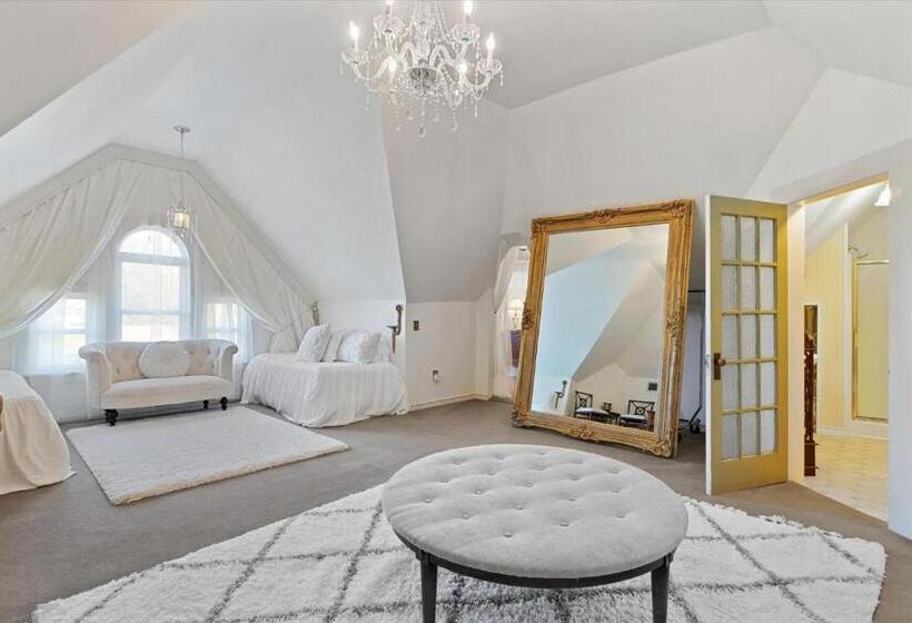 جناح ديلوكس, Four Winds Victorian Venue & Suites