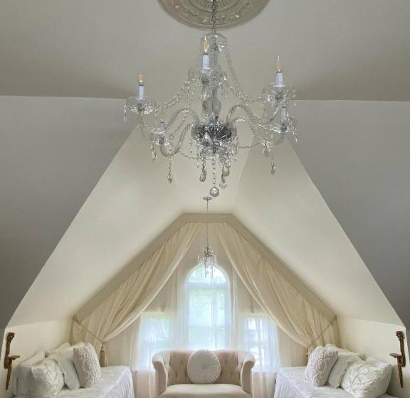 جناح ديلوكس, Four Winds Victorian Venue & Suites