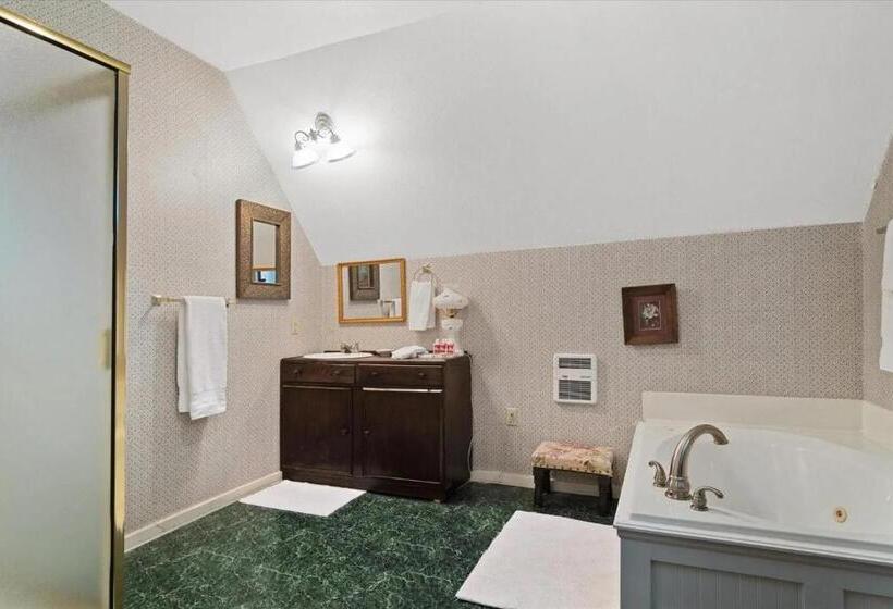 جناح مزوَّد بشرفة, Four Winds Victorian Venue & Suites