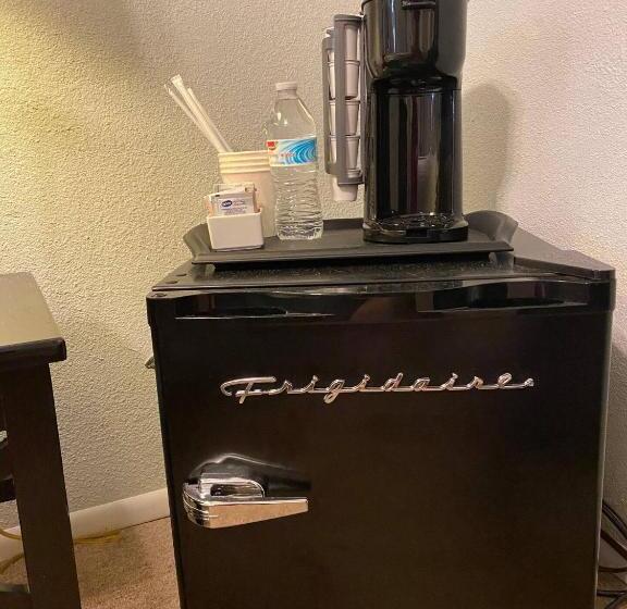 بنجلو قياسى, Four Winds Victorian Venue & Suites