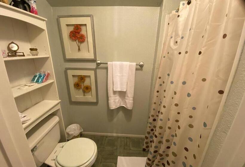 بنجلو قياسى, Four Winds Victorian Venue & Suites