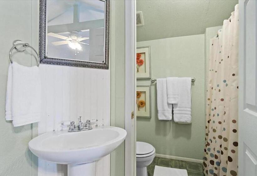 بنجلو قياسى, Four Winds Victorian Venue & Suites