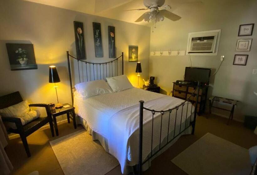 بنجلو قياسى, Four Winds Victorian Venue & Suites