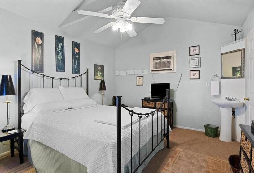 بنجلو قياسى, Four Winds Victorian Venue & Suites