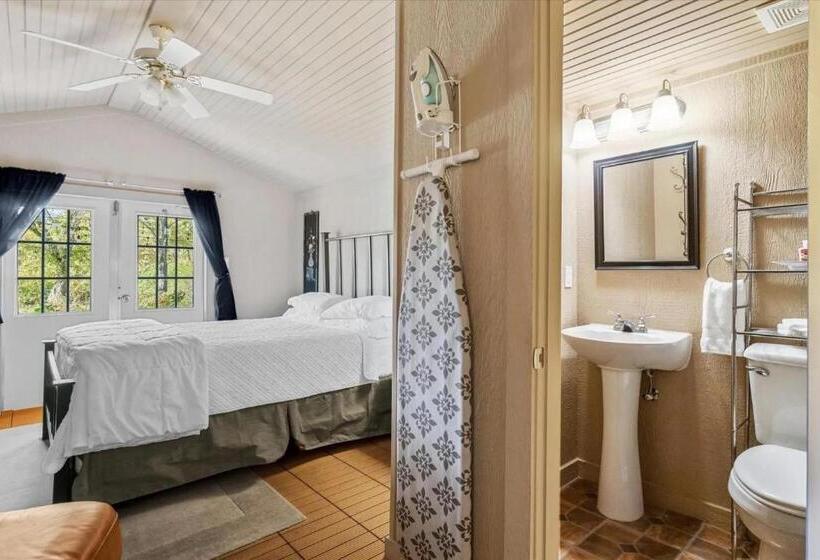 بنجلو قياسى, Four Winds Victorian Venue & Suites