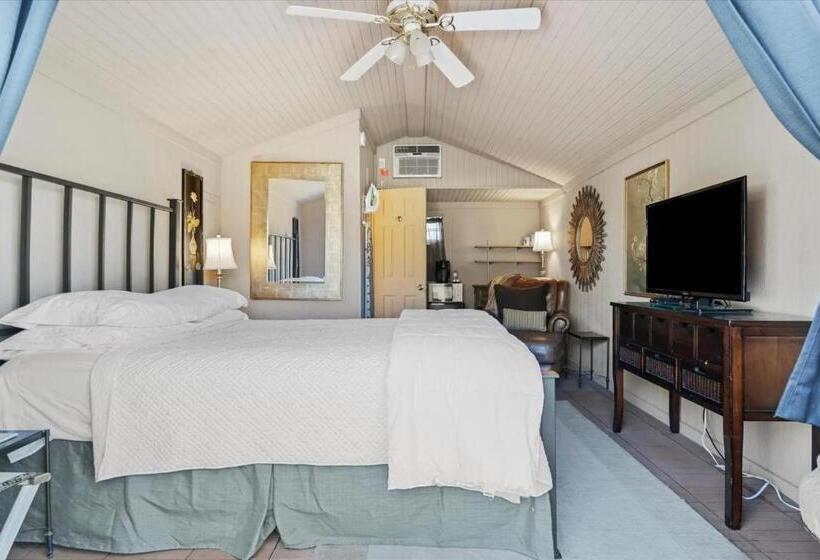 بنجلو قياسى, Four Winds Victorian Venue & Suites