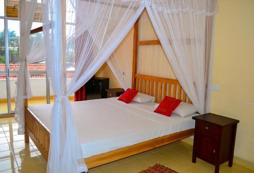חדר סופריור עם נוף לים ומרפסת, Marine Tourist Guest House At Negombo Beach