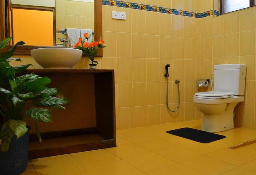 חדר סופריור עם נוף לים ומרפסת, Marine Tourist Guest House At Negombo Beach