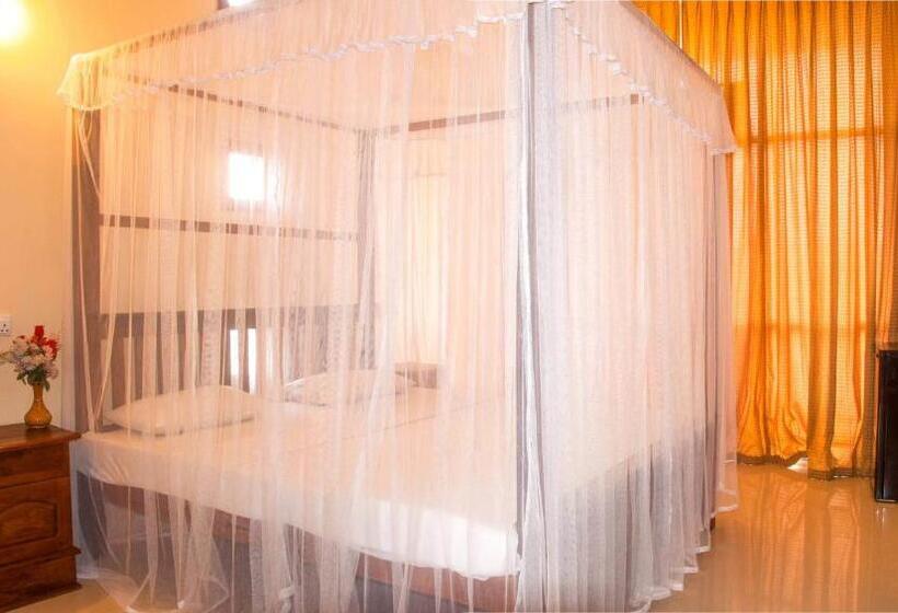 חדר סופריור עם נוף לים ומרפסת, Marine Tourist Guest House At Negombo Beach