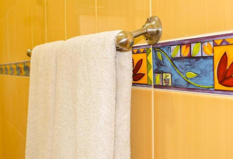 חדר דלוקס עם מרפסת, Marine Tourist Guest House At Negombo Beach