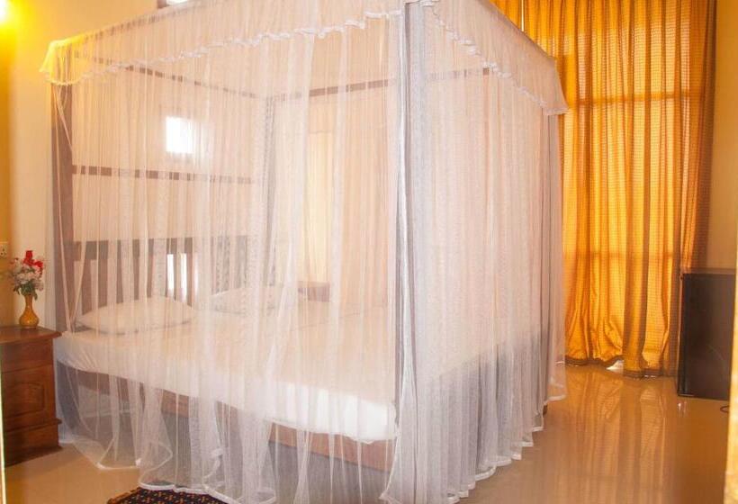 חדר דלוקס עם מרפסת, Marine Tourist Guest House At Negombo Beach