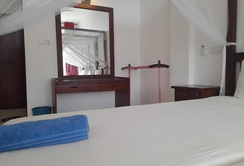 חדר סטנדרט לשלושה עם מרפסת, Marine Tourist Guest House At Negombo Beach