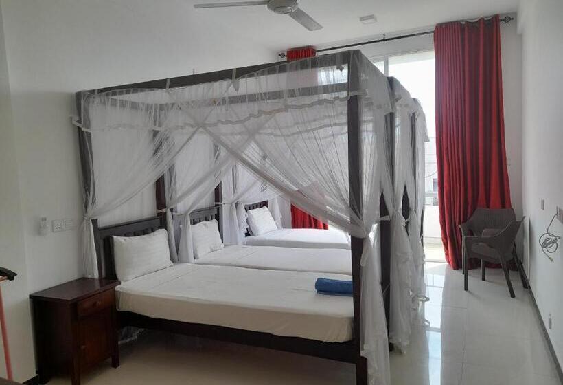 Трехместный Номер Стандарт с Балконом, Marine Tourist Guest House At Negombo Beach