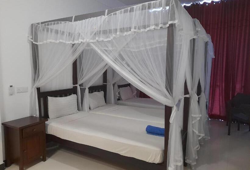 חדר סטנדרט לשלושה עם מרפסת, Marine Tourist Guest House At Negombo Beach