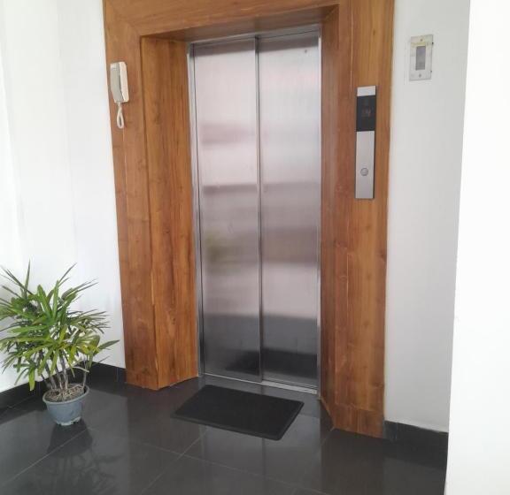 חדר סטנדרט לשלושה עם מרפסת, Marine Tourist Guest House At Negombo Beach