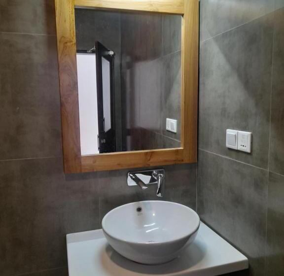 חדר סטנדרט עם מרפסת, Marine Tourist Guest House At Negombo Beach