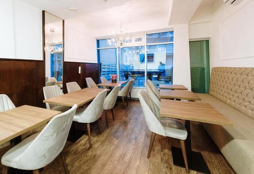 اتاق کلاسیک سه تخته, Boutique Hotel Nea