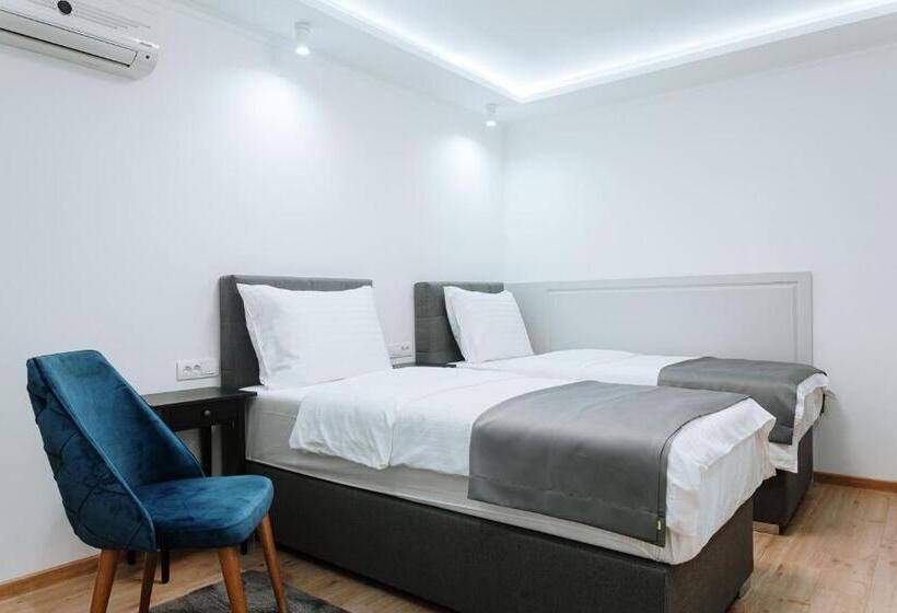 اتاق کلاسیک سه تخته, Boutique Hotel Nea