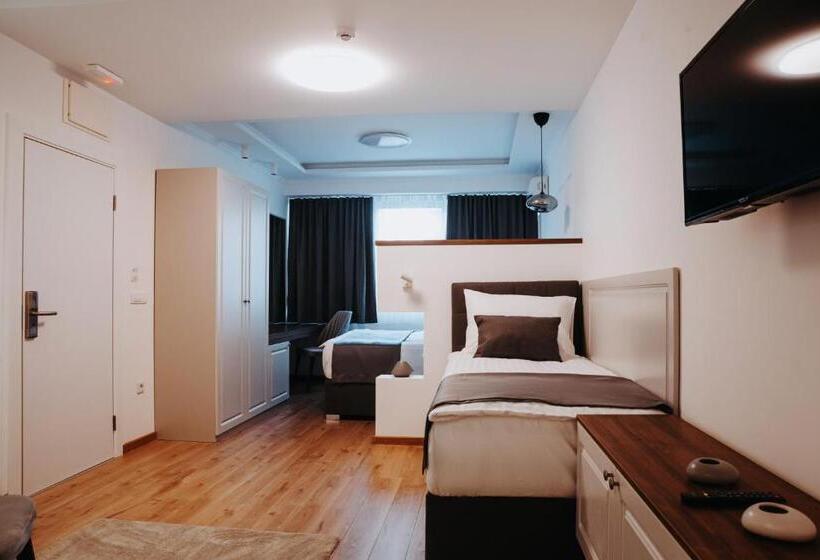 اتاق سوپریور سه تخته, Boutique Hotel Nea