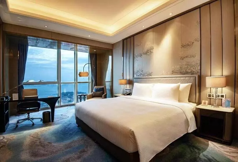 キングサイズベッドのデラックスルーム, Pullman Yantai Center