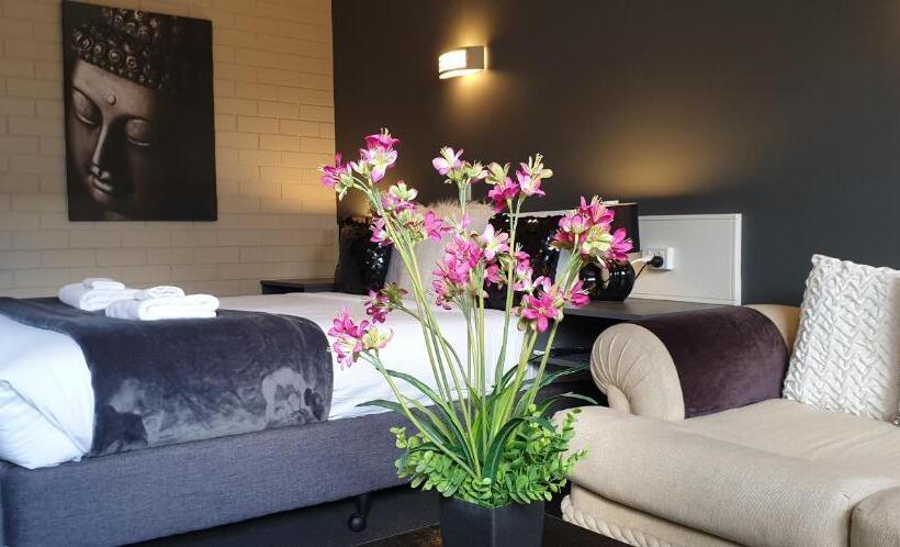 이그제큐티브 룸, Sandpipers @ Millicent