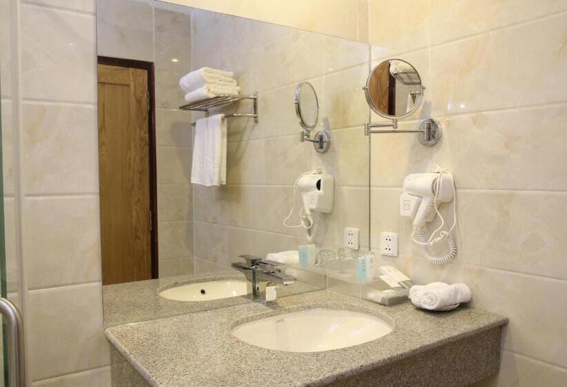 اتاق سوپریور, West