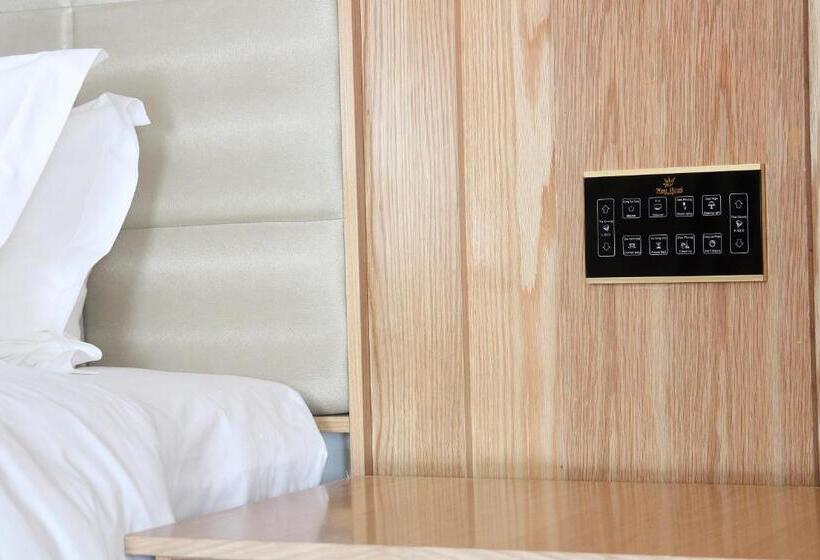 اتاق لوکس, West