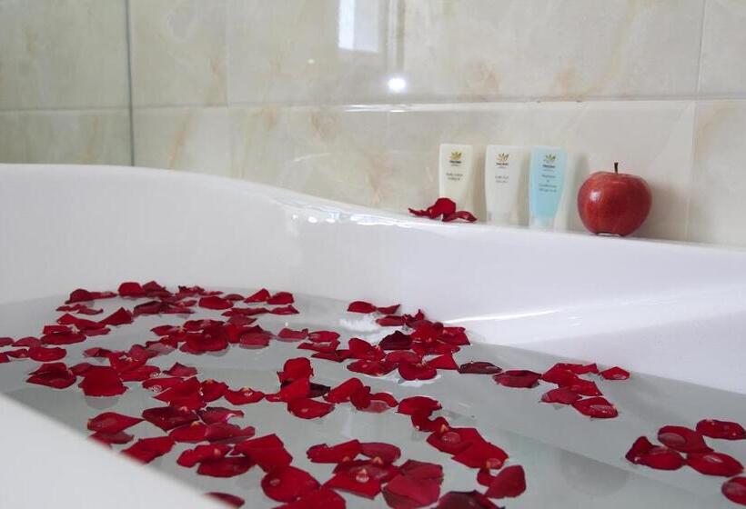 اتاق لوکس, West