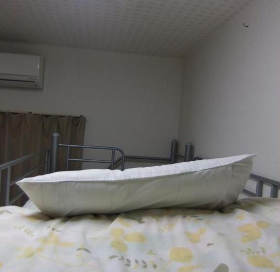 غرفة قياسية, Grace Naha