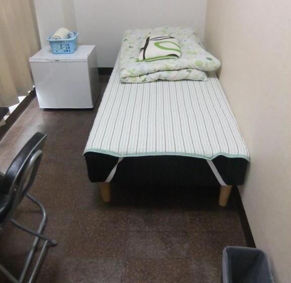 غرفة قياسية فردية, Grace Naha