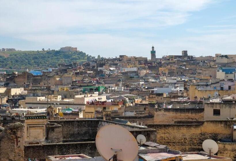 四人高级间, Riad Meski