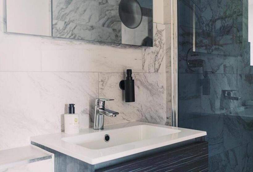 带大床的标准间, The Blind Bull